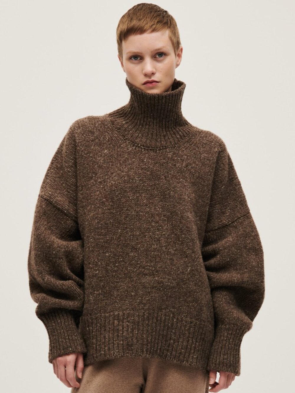 babaà no. 17 Oak Brown Turtleneck Sweater
